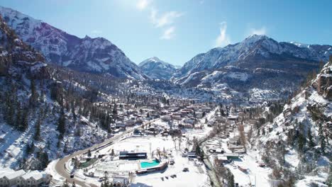 Panning-drone-shot-showing-all-of-Ouray,-Colorado-on-a-sunny-day