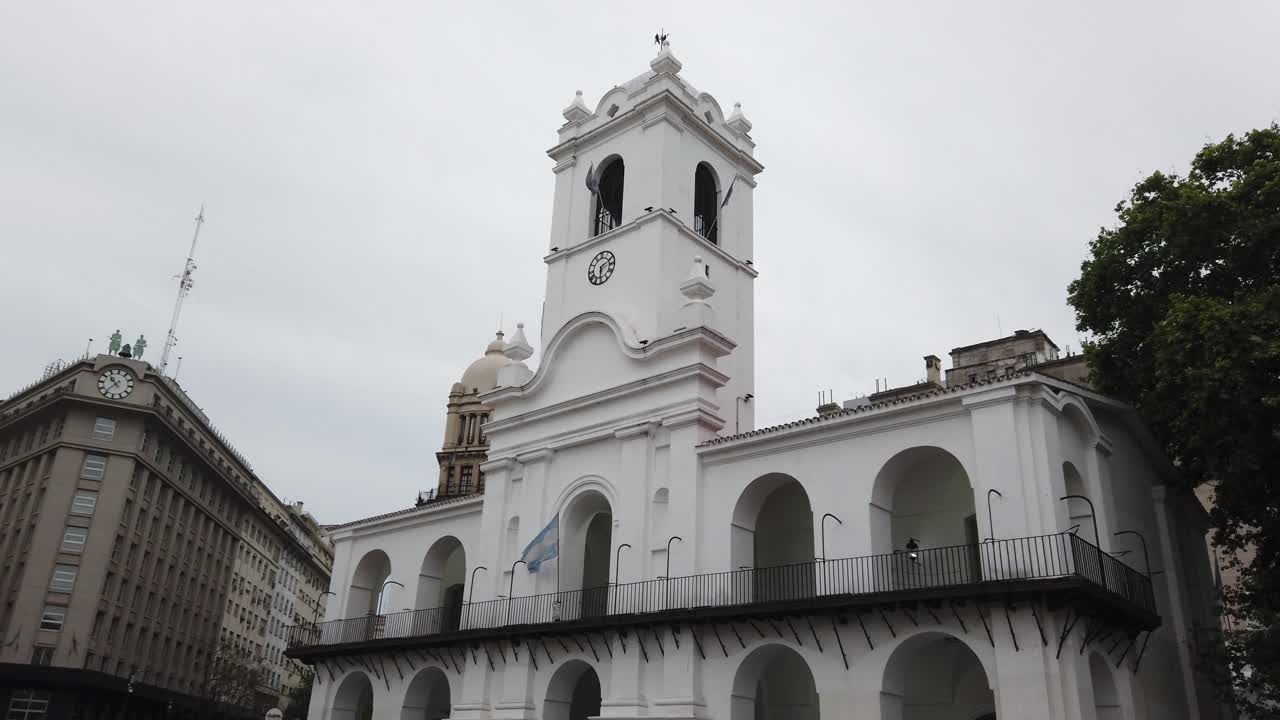 Cabildo di Buenos Aires, edificio coloniale bianco, che mostra lo skyline della città.