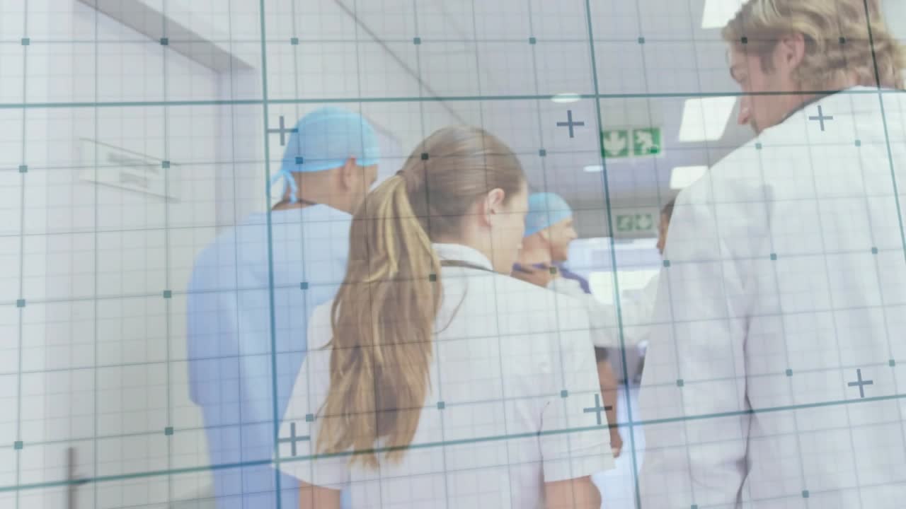 Equipe médica após reunião pós-cirúrgica caminhando pelo corredor do hospital usando estetoscópio em direção à porta do centro cirúrgico
