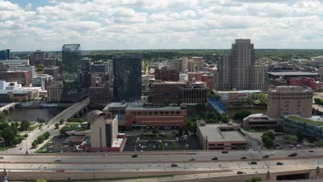 Grand-Rapids,-Horizonte-De-Michigan-Con-Toma-Amplia-De-Video-De-Drones-De-Autopista-Moviéndose-Hacia-Abajo