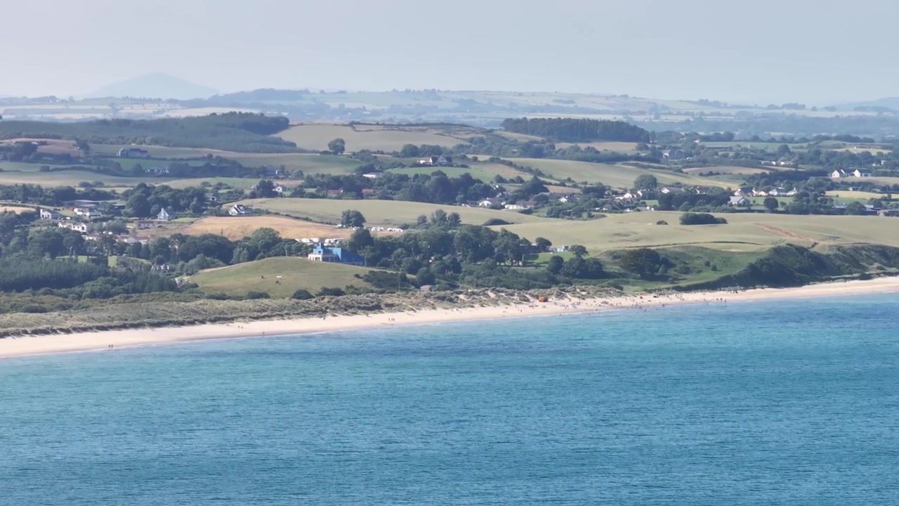 Vue aérienne estivale dorée de la plage de Curracloe et du littoral immaculé, Comté de Wexford. Paysage panoramique