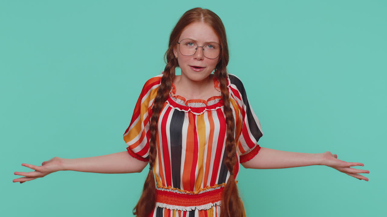 소녀는 분노한 표정으로 손을 들고 왜, 실패의 어떤 이유를 묻고, 불신을 나타니다.