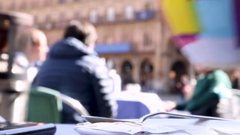 Kaffeetasse-Mit-Einem-Motivierenden-Zitat-Auf-Einer-Terrassenbar