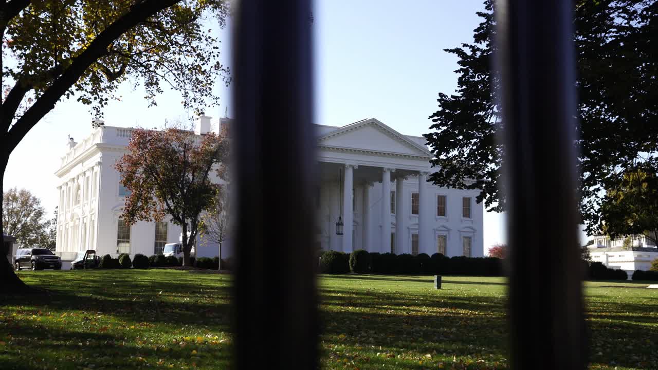 movimiento de seguimiento a través de la puerta de la casa blanca en un día soleado, vistas al jardín, washington, d