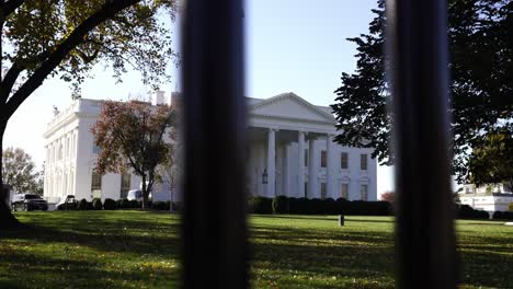 Movimiento-De-Seguimiento-A-Través-De-La-Puerta-De-La-Casa-Blanca-En-Un-Día-Soleado,-Vistas-Al-Jardín,-Washington,-D