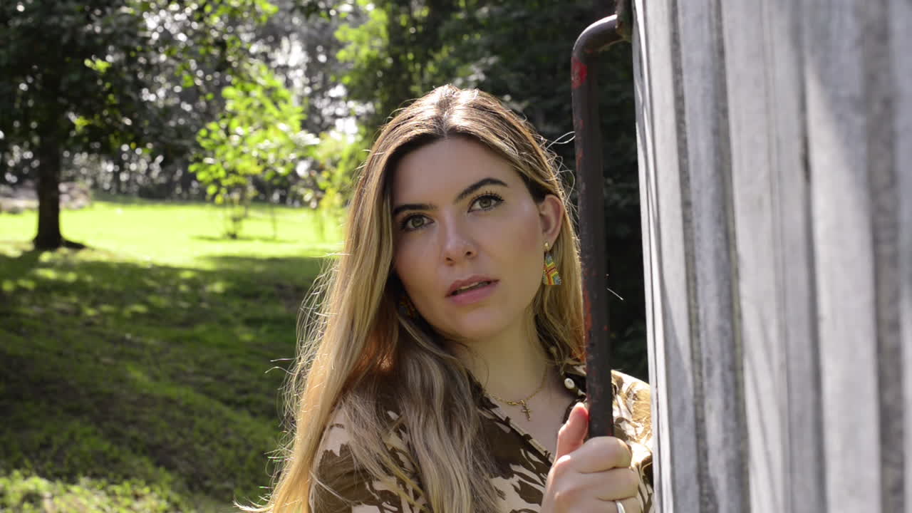 секси уверенная в себе красивая блондинка позирует для камеры