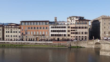 arquitectura típica florentina en el río arno en la ciudad renacentista de florencia