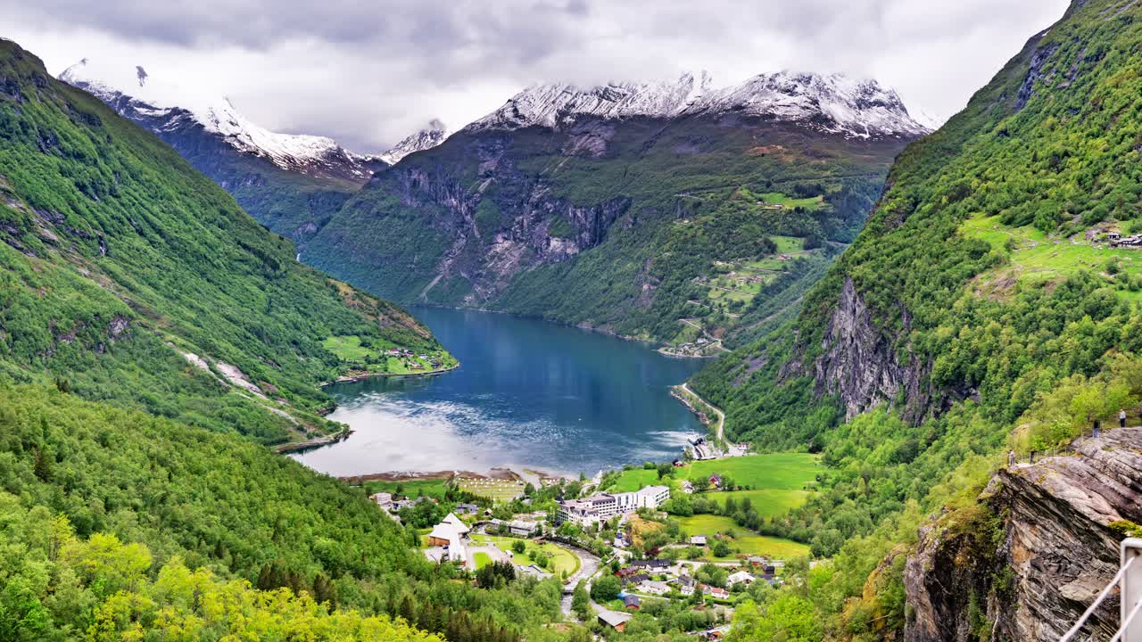 vista de geirangerfjord a principios de verano