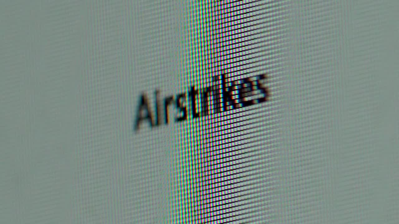 ataques aéreos a largo plazo que se escriben en la pantalla de la computadora macro extrema