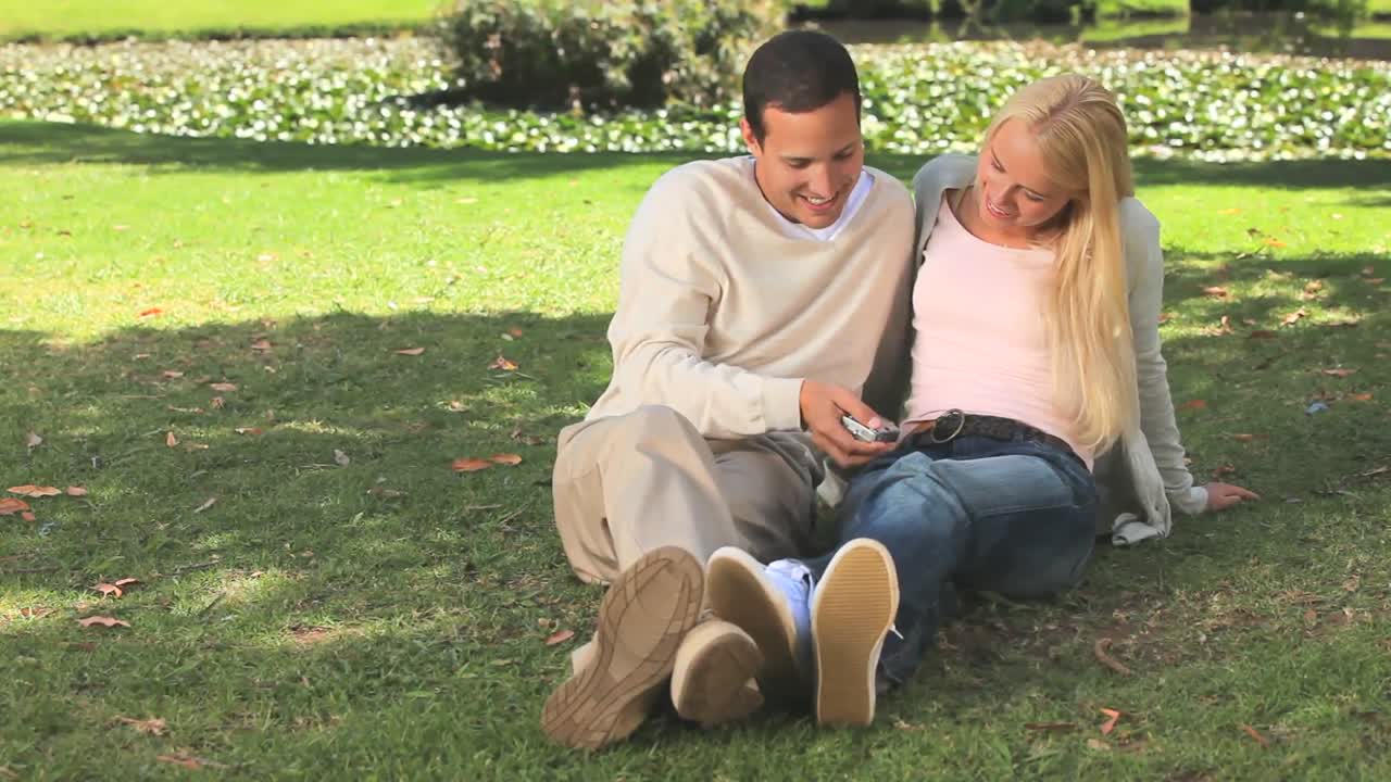 젊은 부부 가 자신 의 사진 을 찍고 있다