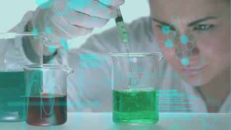 animación de procesamiento de datos y fórmula química sobre una científica caucásica con vacuna