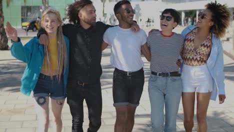 Happy-close-friends-walking-on-street