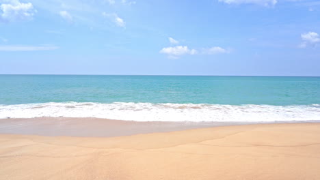 Tropischer-Strand,-Meereswellen,-Sand-Und-Blauer-Horizont,-Zeitlupe