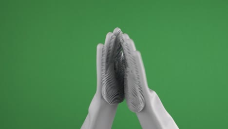 manos femeninas con guantes de lavado de platos de silicona azul para el hogar de la cocina sobre un fondo de chromakey verde. manos femeninas agitando, bailando, aplaudiendo, apretando y abriendo alegremente los dedos. video 4k