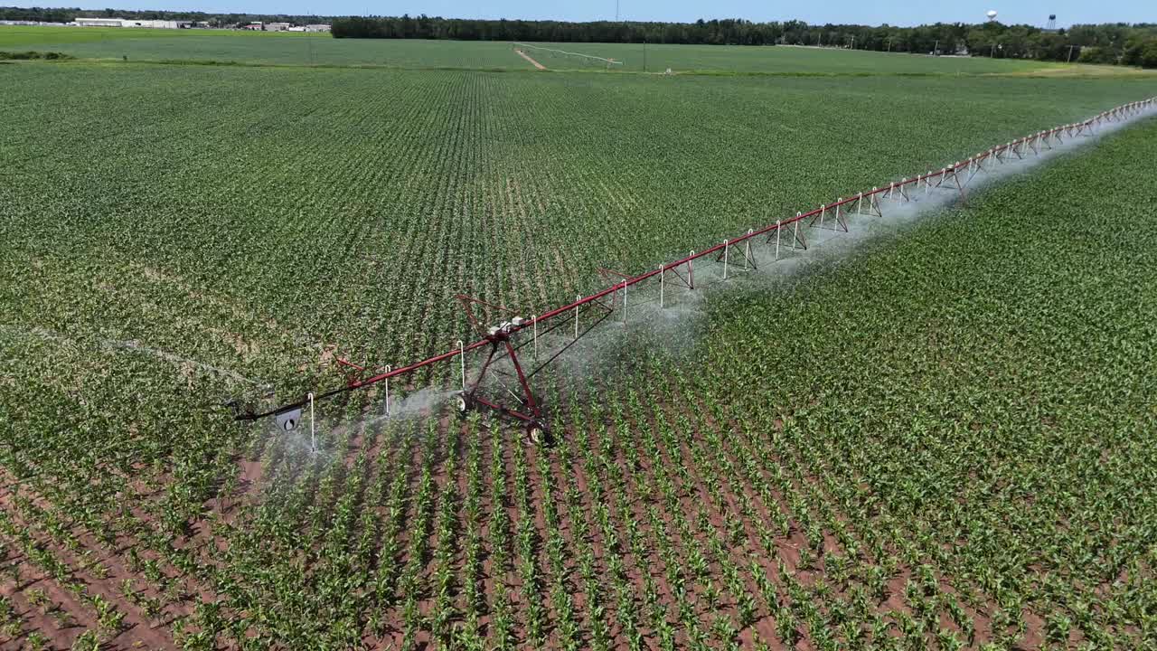 un campo agrícola en el centro de wisconsin es irrigado con un sistema de rociadores