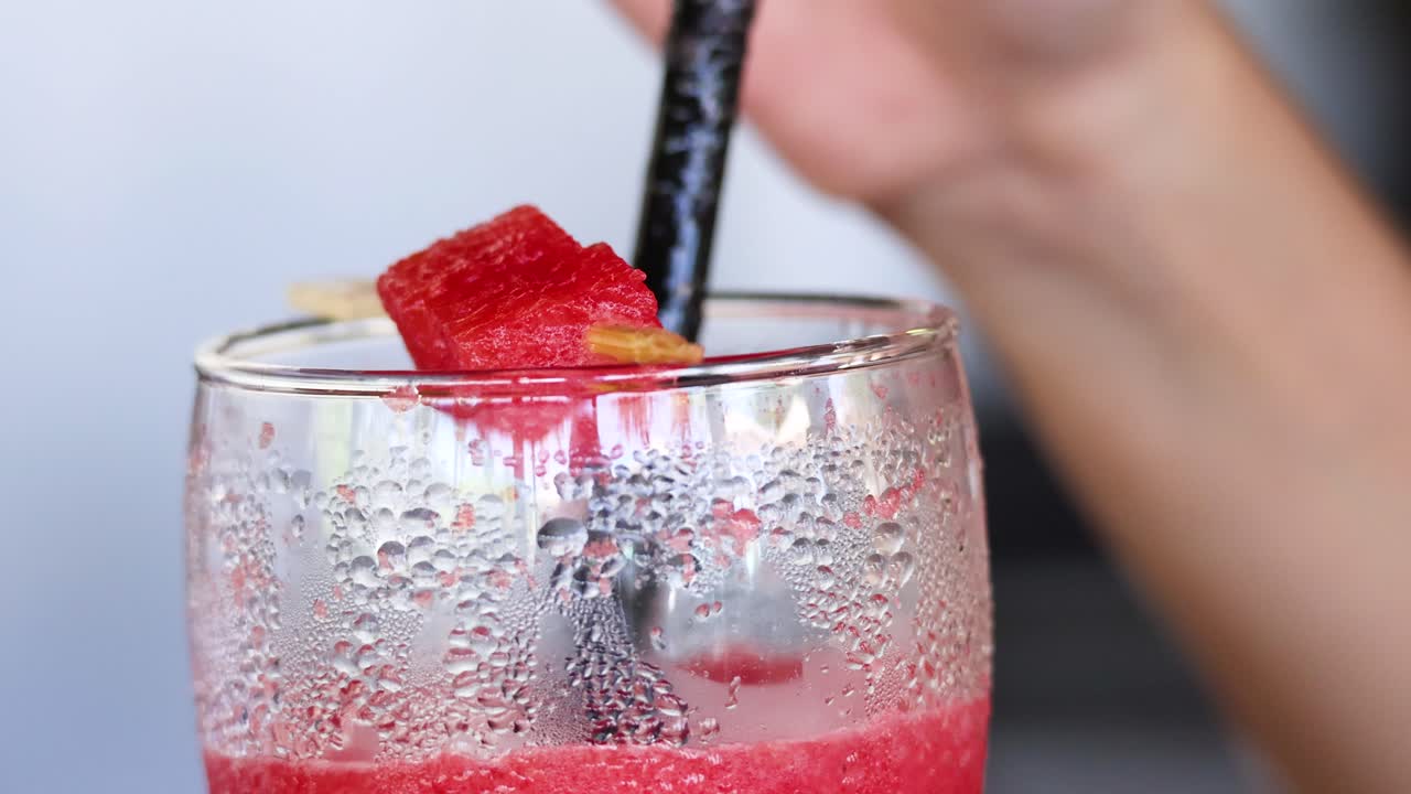 disfrutando de una bebida fresca junto al mar