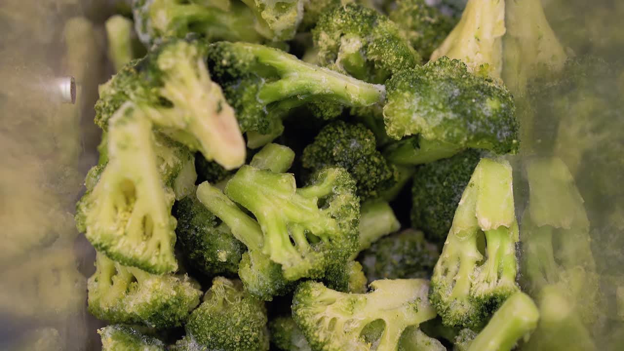 Broccoli on the storefront in the supermarket