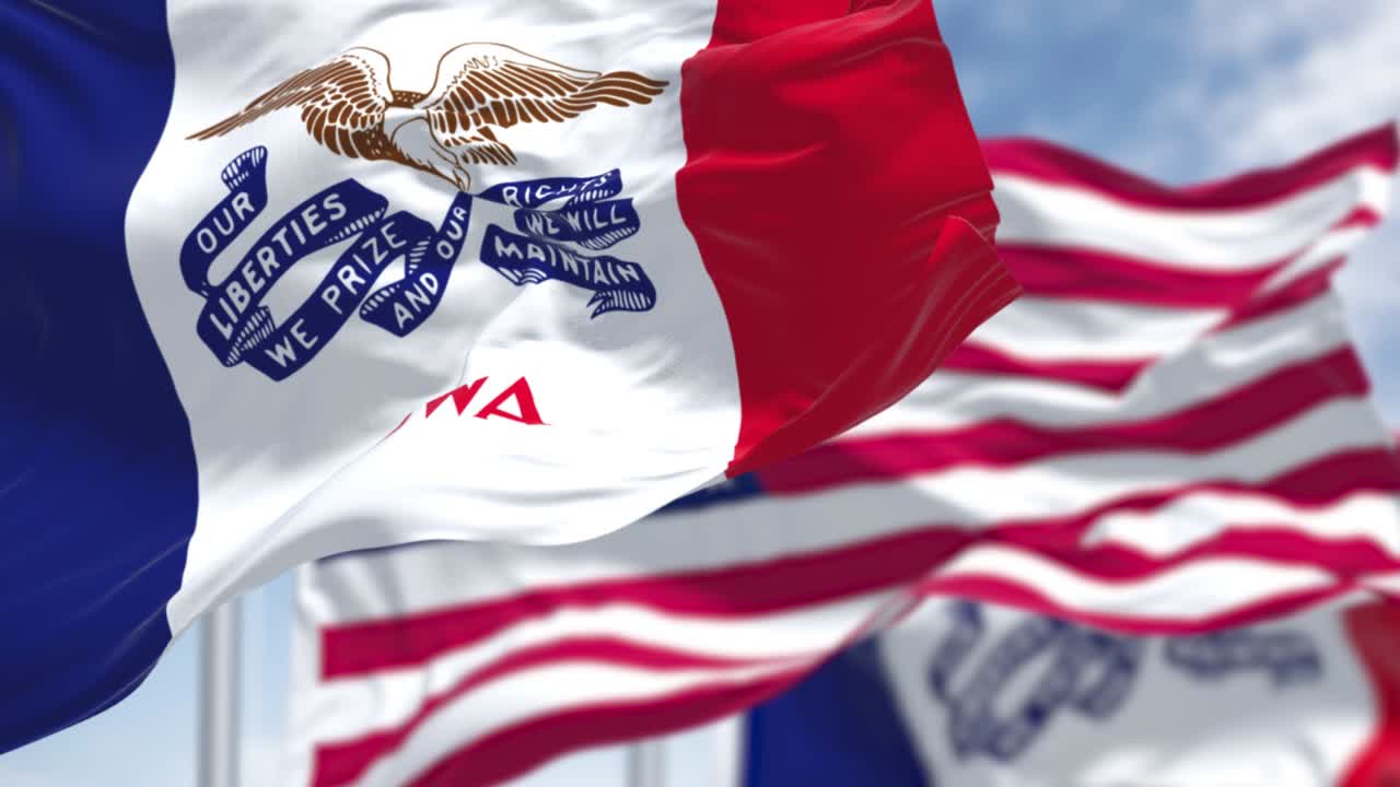 La bandiera dello stato dell'Iowa che sventola insieme alla bandiera nazionale degli Stati Uniti d'America