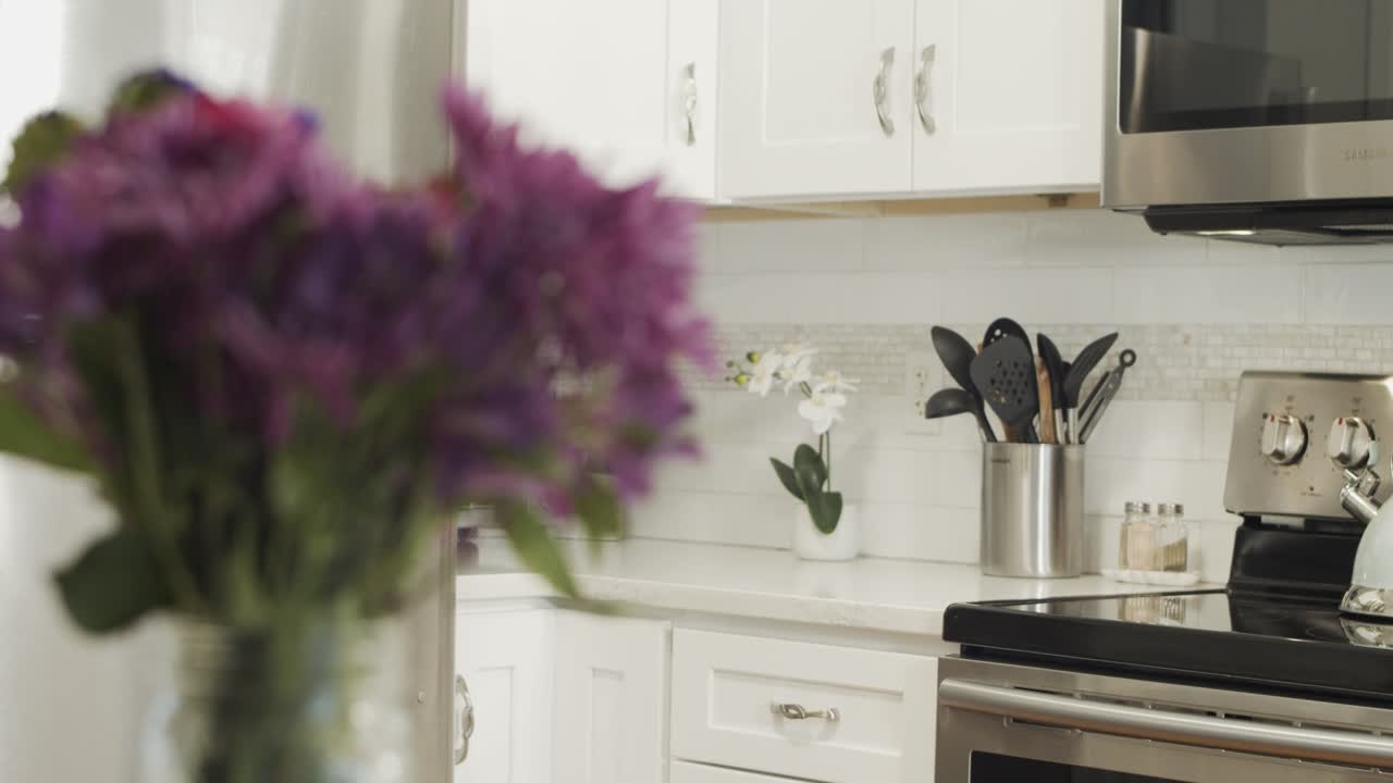 Inquadratura con messa a fuoco a rack di mobili e accessori da cucina moderni bianchi e appena rinnovati.