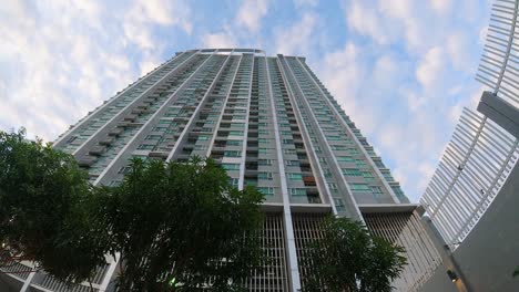 Lapso-De-Tiempo-De-Un-Edificio-De-Condominios-Mirando-Directamente-Hacia-Arriba-Con-El-Cielo-Y-Las-Nubes