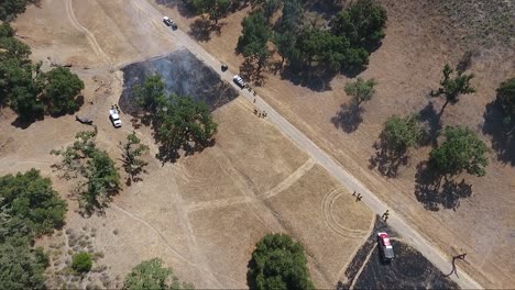 Luft---Feuerwehrleute-Brennen-Quadratische-Parzellen-Zum-Üben-Ab