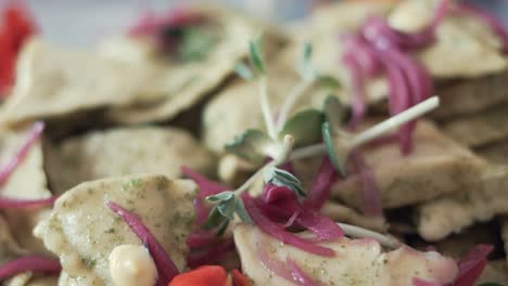 cerca de ensalada de pasta con cebollas rojas