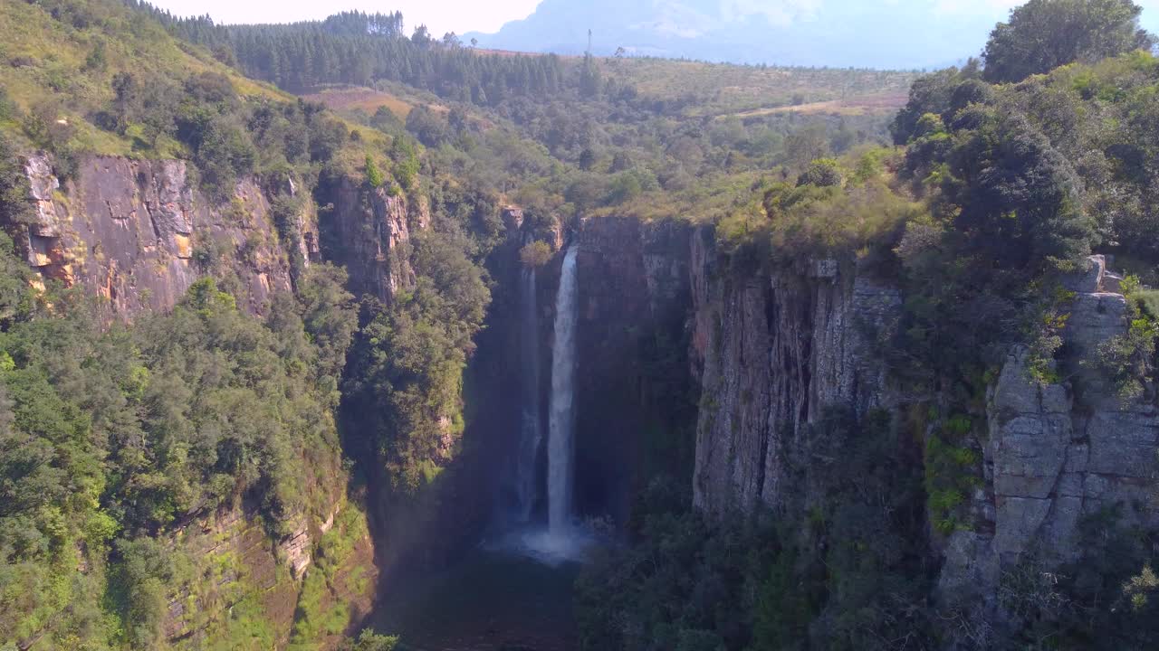 amplia vista aérea que se acerca a las cataratas de libson en las montañas drakensberg, sudáfrica
