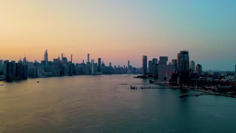 NYC-East-River-Sonnenuntergangsglühen,-Luftpanorama,-Manhattanhenge