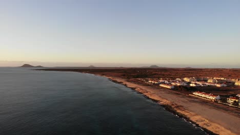 Luftaufnahme-Des-Sonnenuntergangs-Am-Abend-Der-Bikini-Strandküste-Mit-Der-Kapverdischen-Landschaft-Im-Hintergrund