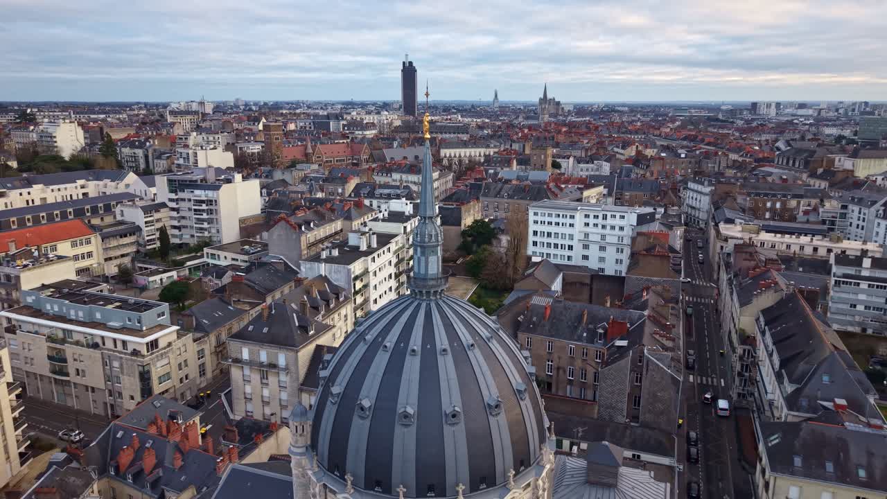 Drone trækker sig tilbage fra kirketårnet og afslører Notre-Dame-de-Bon-Port kirken og distriktet i Nantes