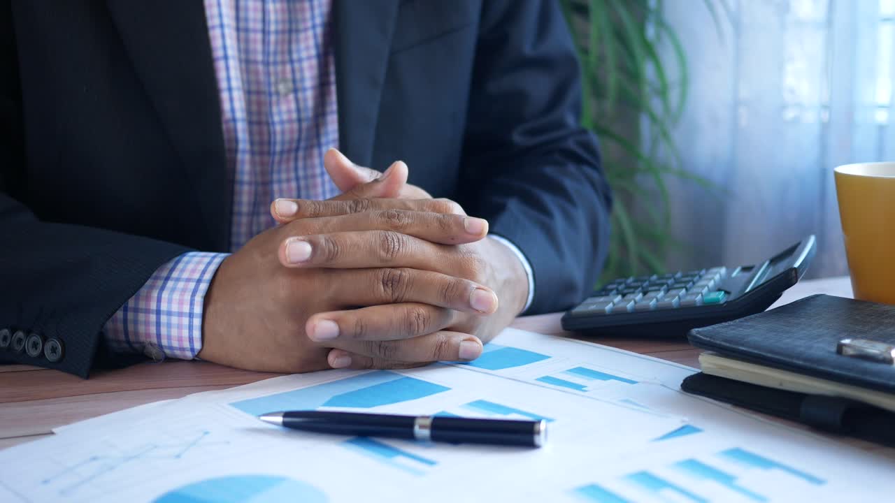 Uomo d'affari che esamina i dati finanziari