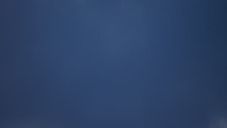 avión volando alto por encima de las nubes