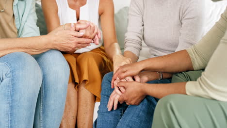 mujeres mayores, apoyo y sosteniendo las manos en el sofá