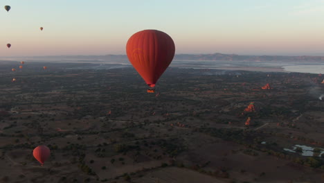 Drohnen-Dolley-Aufnahme-Von-Heißluftballons-über-Den-Tempeln-Von-Bagan-In-Myanmar