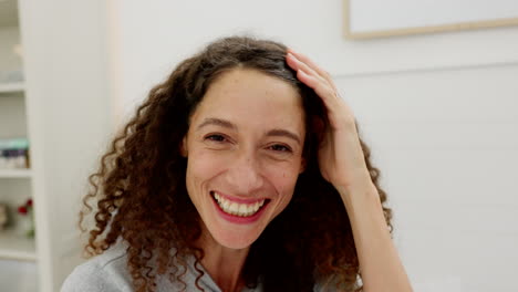 feliz, mujer y sonrisa jugando en la lucha de almohadas