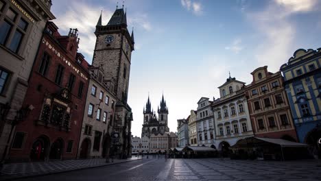 Timelapse-Del-Amanecer-De-La-Plaza-De-La-Ciudad-Vieja-En-Praga,-República-Checa-Con-Vistas-Al-Antiguo-Ayuntamiento-Y-El-Reloj-Astronómico-Y-St