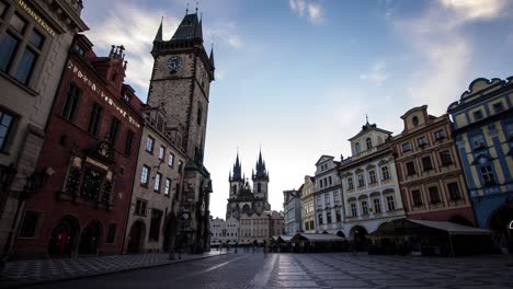 sonnenaufgangs-zeitraffer am altstädter ring in prag, tschechische republik mit blick auf das alte rathaus und die astronomische uhr und st