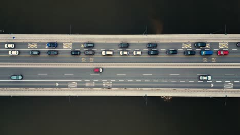 Aufnahmen-Von-Brücke-Oder-Straße-Mit-Dem-Auto-Um-Den-Fluss-Herum-Verkehr-Brückenbau-Transport-Reise-Transport-Autobahn-Overhead-Fluss-Fahrzeug-Kreuzung-Aussicht-Landschaft-Wasser