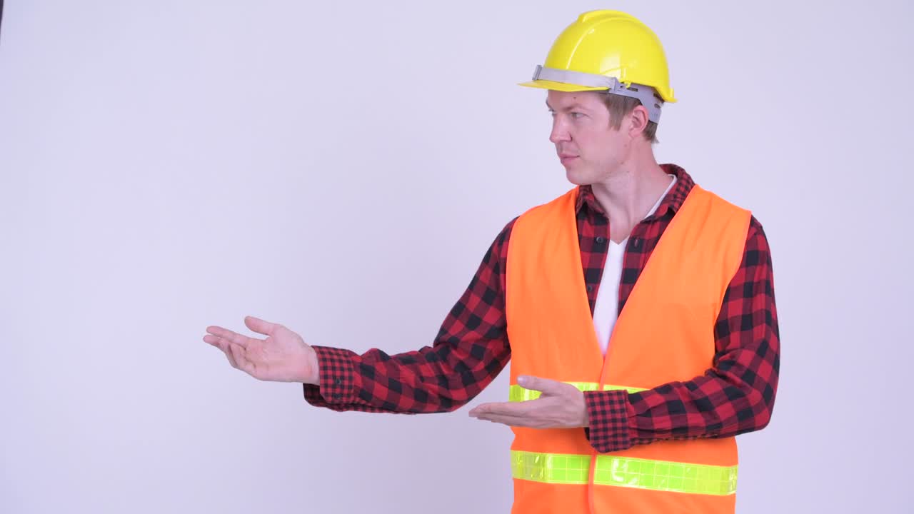 joven trabajador de la construcción guapo