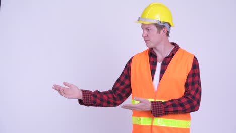 joven hombre guapo trabajador de la construcción