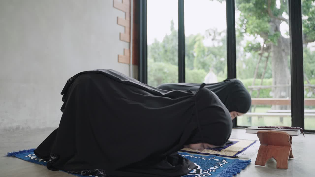 젊은 이슬람 여성들이 하느님 알라의 축복을 위해 기도하고 있습니다.