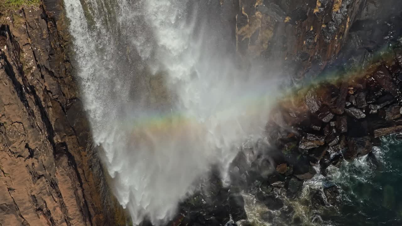 Cascate Mealt che si gettano nell'oceano con arcobaleno