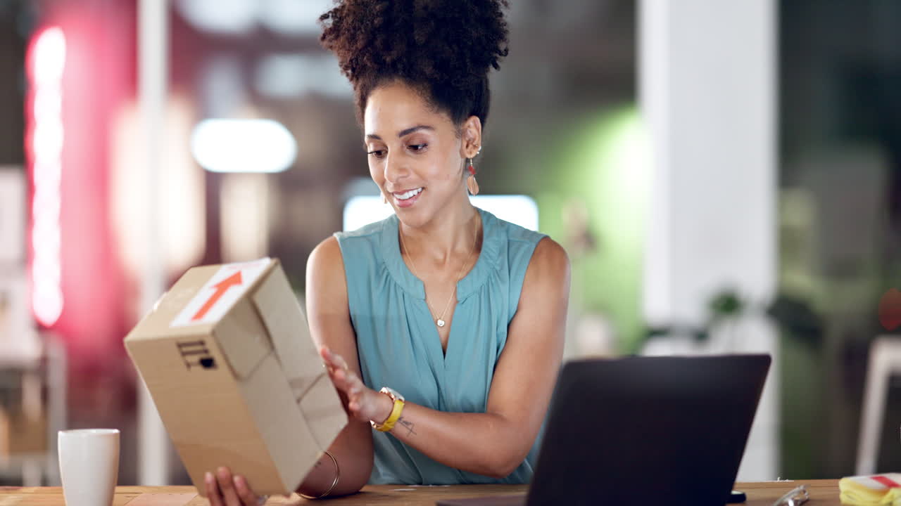 Ordine online su laptop, donna d'affari