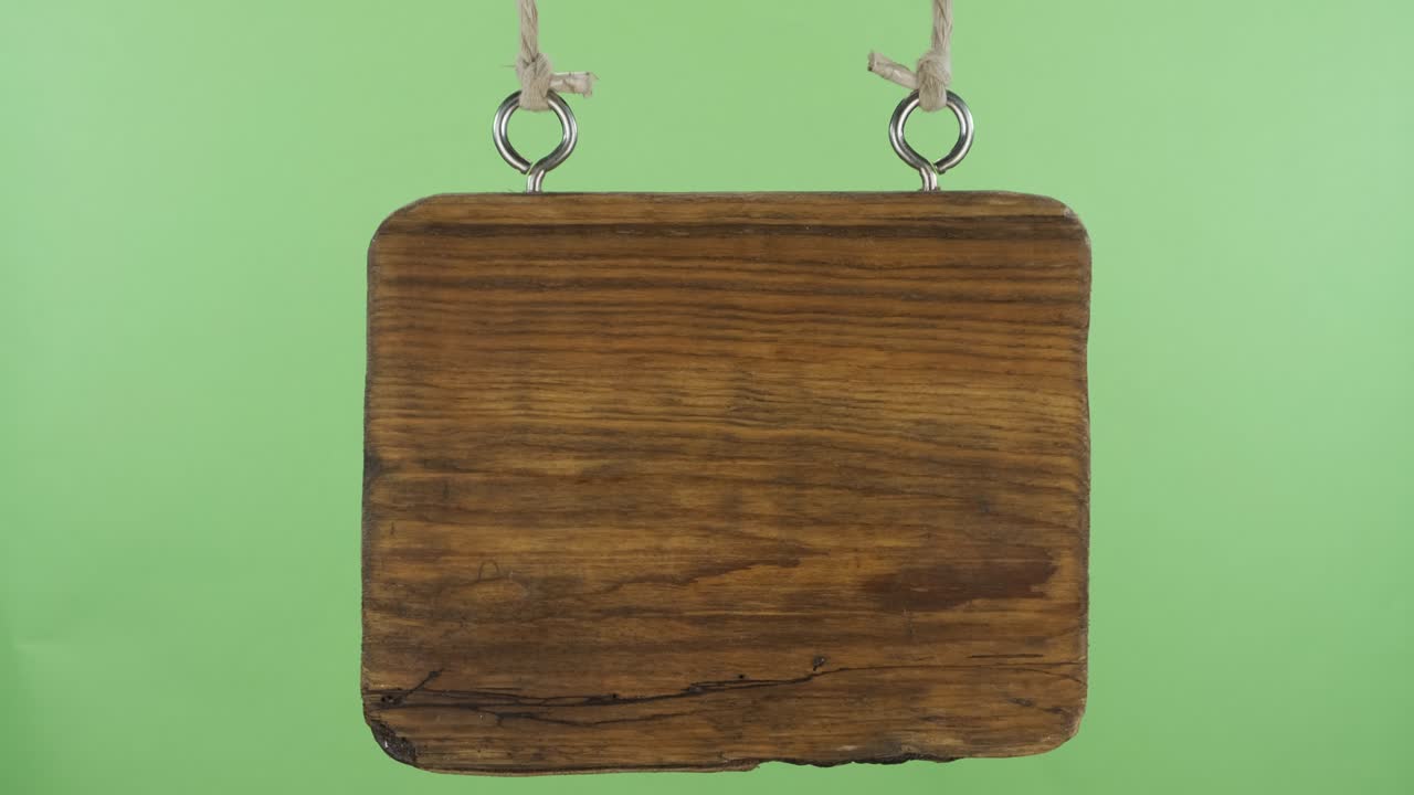 은 나무 표지판이 줄에 매달려 있습니다. 고립되어 있습니다.