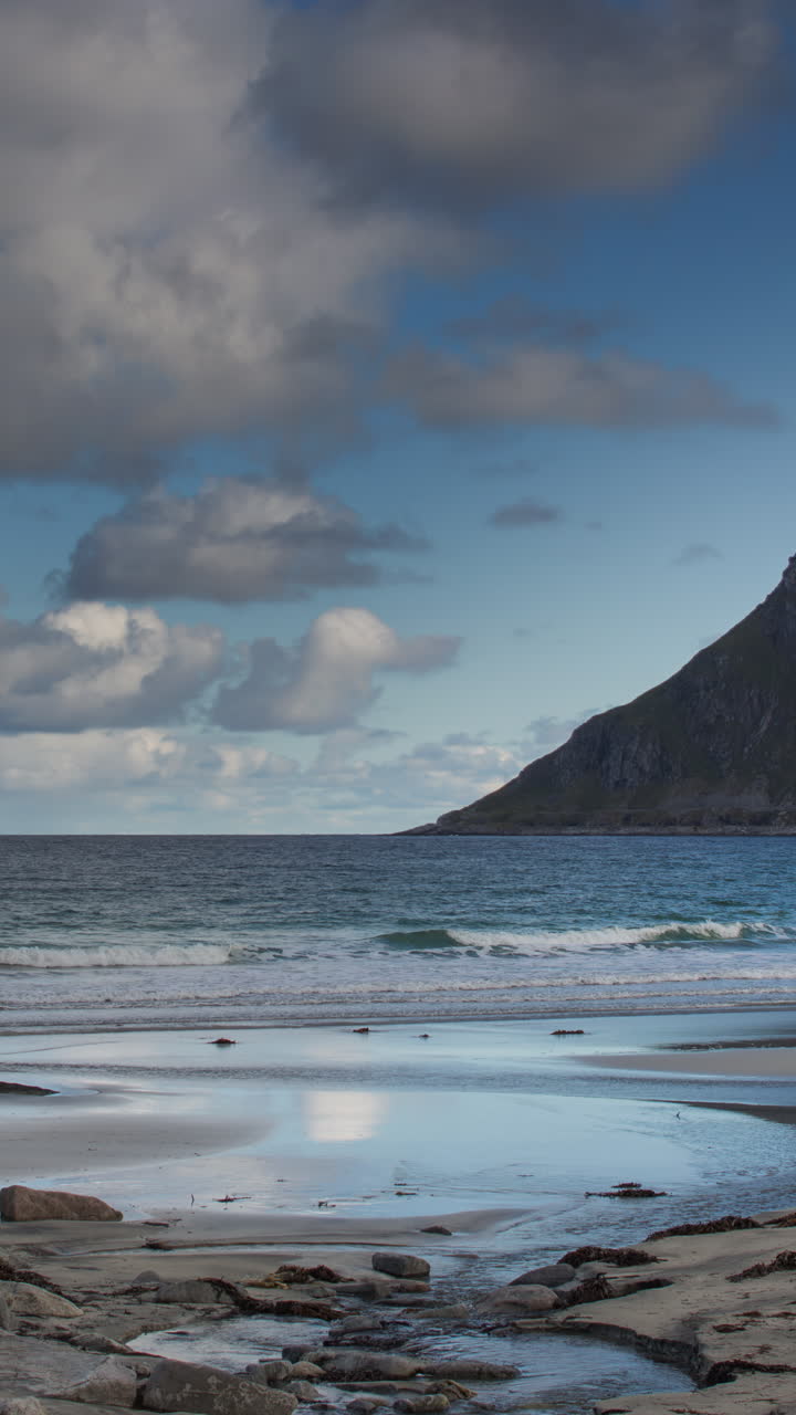 playa de ramberg, islas lofoten en noruega en vertical en vertical