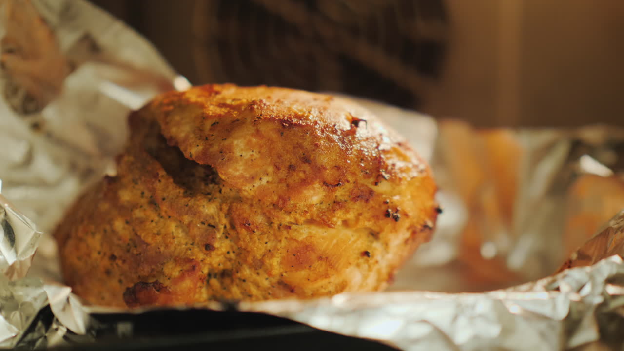 un gran trozo de carne apetitosa en un horno eléctrico caliente video 4k