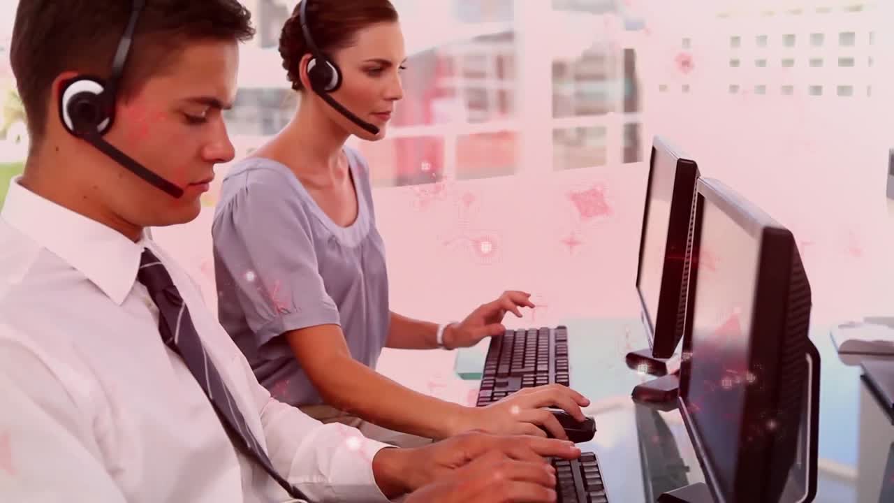 animación de moléculas con procesamiento de datos sobre diversas personas de negocios que usan auriculares telefónicos