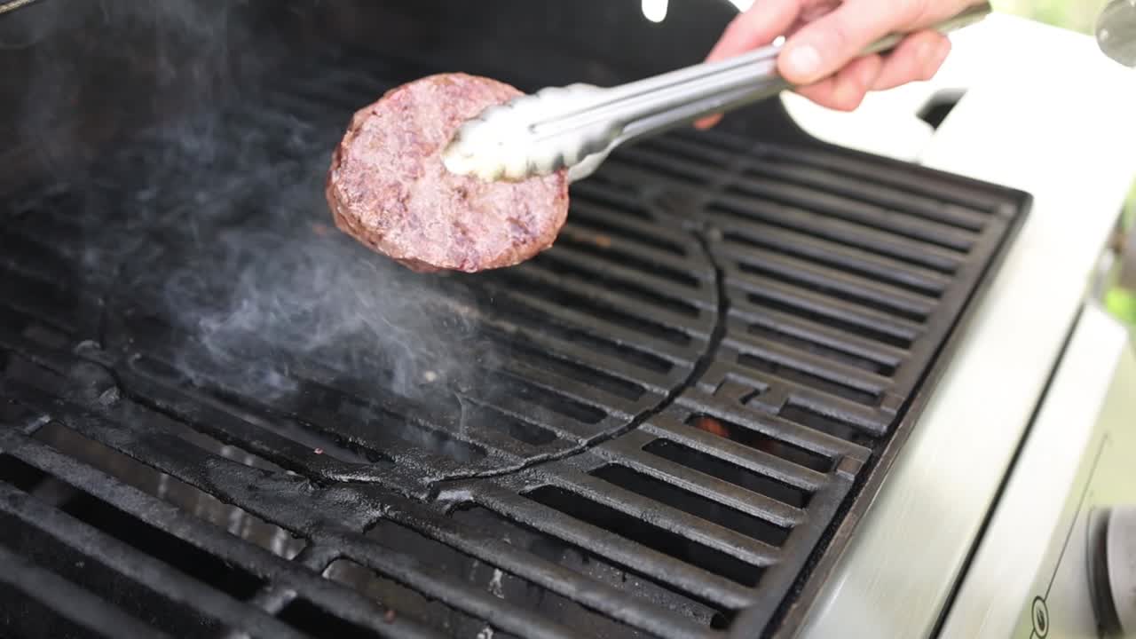 그릴 위에서 햄버거를 요리하는 것