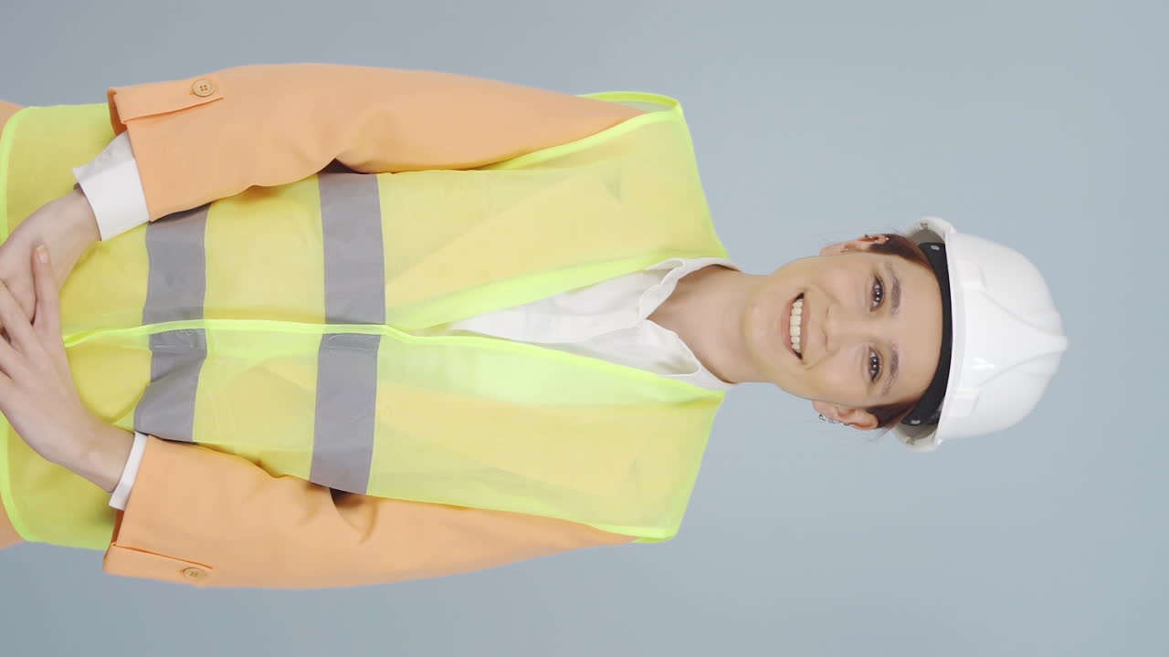 vídeo vertical del ingeniero con un casco de seguridad y sonriendo.