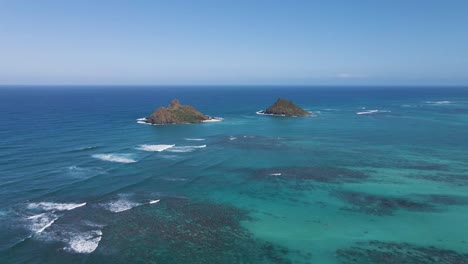 vista aérea de las islas mokulua, hawaii con olas rompiendo sobre el arrecife